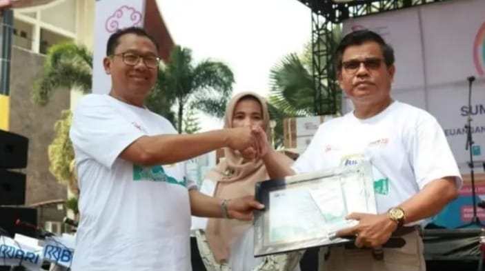 Sekda Bukittinggi terima penghargaan OJK  pada peringatan Bulan Inklusi Keuangan (BIK) Provinsi Sumatera Barat tahun 2023, di halaman kantor Gubernur Sumbar, Minggu( 29/10/ 2023.)